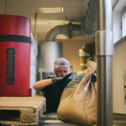 Adis Ahmetovic in der hannoverschen Kaffeemanufaktur